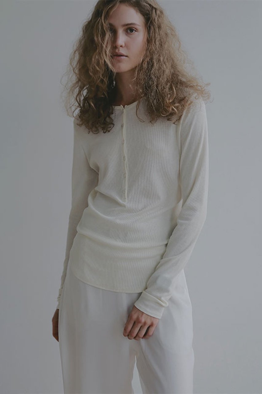 【エトレトウキョウ/ETRE TOKYO】のヘンリーネックシアープルオーバー インテリア・キッズ・メンズ・レディースファッション・服の通販 founy(ファニー) 　ファッション　Fashion　レディースファッション　Fashion for Women　トップス・カットソー　Cut & Sew Tops　シャツ・ブラウス・オフィスカジュアル　Elegant Blouses & Button-Ups　ロングTシャツ・Tシャツ　Longline T-Shirts & Tees　カジュアルプルオーバー・ニットトップス　Pullovers & Knit Tops / Casual Pullovers　カットソー・ベーシックTシャツ　Cut-and-Sewn Tops / Stretch Tees & Basics　シアー　Sheer, See-Through　シンプル　Simple, Minimal　スリーブ　Sleeve, Long Sleeve / Short Sleeve　テレコ　Ribbed, Rib Stitch　フィット　Fit, Slim Fit　フロント　Front, Front Design　ロング　Long, Long-Length　新作・新入荷　New Arrivals / New In　春　Spring　アイボリー|ID: prp329100004941567 ipo3291000000037087542