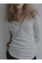 【エトレトウキョウ/ETRE TOKYO】のヘンリーネックシアープルオーバー 人気、トレンドファッション・服の通販 founy(ファニー) ファッション Fashion レディースファッション Fashion for Women トップス・カットソー Cut & Sew Tops シャツ・ブラウス・オフィスカジュアル Elegant Blouses & Button-Ups ロングTシャツ・Tシャツ Longline T-Shirts & Tees カジュアルプルオーバー・ニットトップス Pullovers & Knit Tops / Casual Pullovers カットソー・ベーシックTシャツ Cut-and-Sewn Tops / Stretch Tees & Basics シアー Sheer, See-Through シンプル Simple, Minimal スリーブ Sleeve, Long Sleeve / Short Sleeve テレコ Ribbed, Rib Stitch フィット Fit, Slim Fit フロント Front, Front Design ロング Long, Long-Length 新作・新入荷 New Arrivals / New In 春 Spring thumbnail グレー|ID: prp329100004941567 ipo3291000000037087543