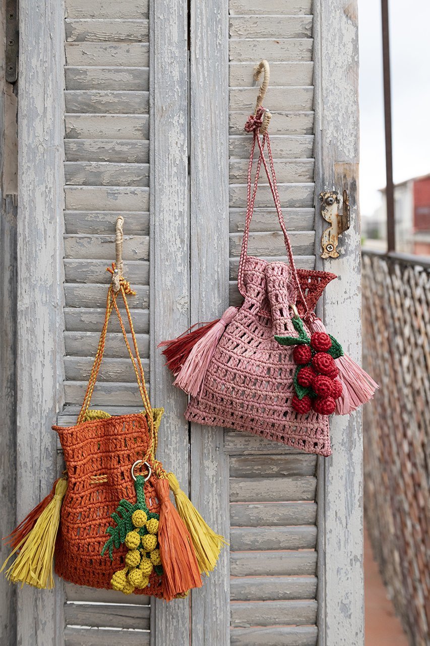 【メゾン エヌ アッシュ パリ/MAISON N H PARIS】のROXANE チャーム付きラフィア巾着バッグ 人気、トレンドファッション・服の通販 founy(ファニー) 　ファッション　Fashion　レディースファッション　Fashion for Women　バッグ　Bags　チャーム　Charm, Pendant　パーティ　Party, Party Style　フリンジ　Fringe, Tassel　メッシュ　Mesh, Net Fabric　ラフィア　Raffia, Natural Straw　リゾート　Resort, Vacation Style　夏　Summer　巾着　Drawstring Bag, Kinchaku　新作・新入荷　New Arrivals / New In　旅行　Travel　other-8|ID: prp329100004941591 ipo3291000000037087740