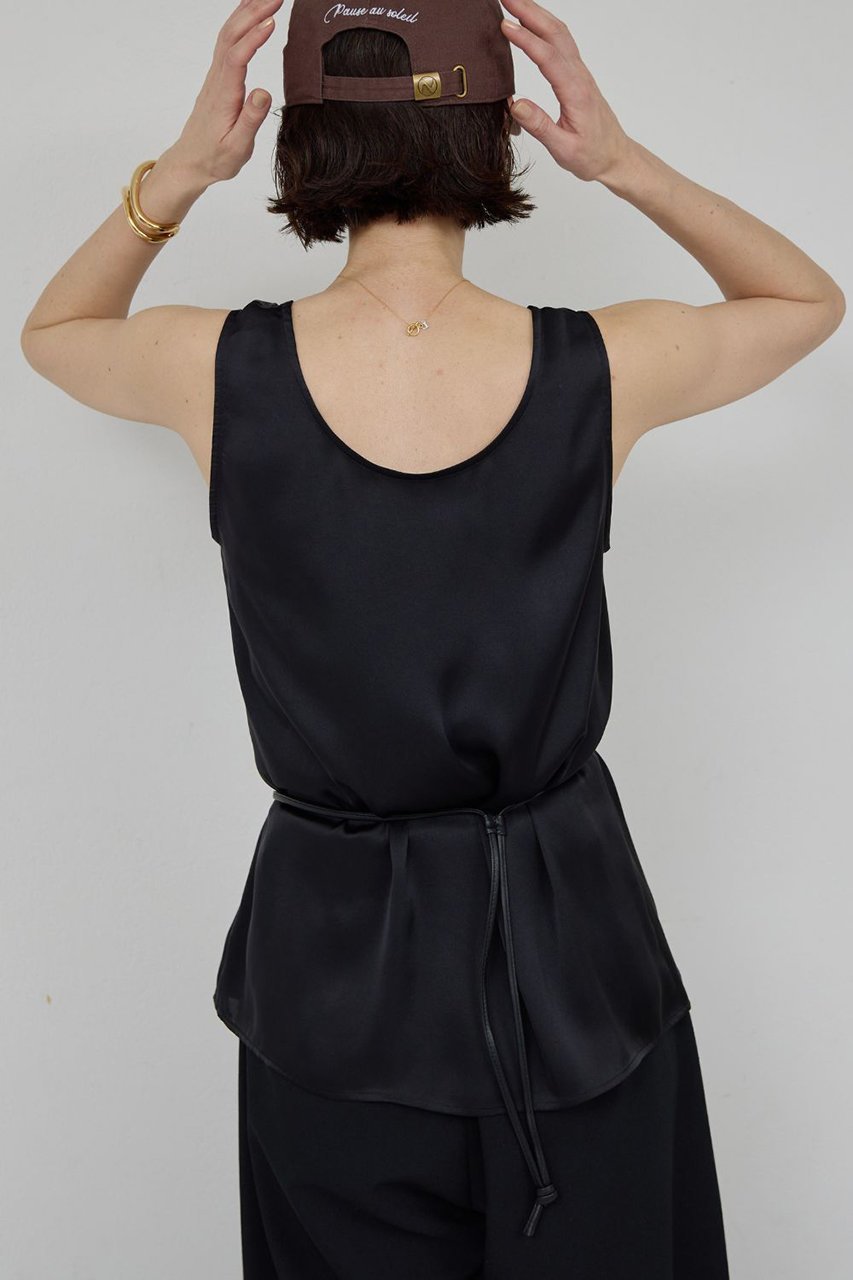 【ガリャルダガランテ/GALLARDAGALANTE】のエアリーサテンタンク 人気、トレンドファッション・服の通販 founy(ファニー) 　ファッション　Fashion　レディースファッション　Fashion for Women　トップス・カットソー　Cut & Sew Tops　キャミソール&ノースリーブ　Camisoles & Sleeveless Tops　シャツ・ブラウス・オフィスカジュアル　Elegant Blouses & Button-Ups　ロングTシャツ・Tシャツ　Longline T-Shirts & Tees　カットソー・ベーシックTシャツ　Cut-and-Sewn Tops / Stretch Tees & Basics　とろみ　Fluid, Flowy Fabric　インナー　Innerwear　キャミソール　Camisole, Spaghetti Strap Top　タンク　Tank Top, Sleeveless Top　夏　Summer　新作・新入荷　New Arrivals / New In　other-7|ID: prp329100004942412 ipo3291000000037094819