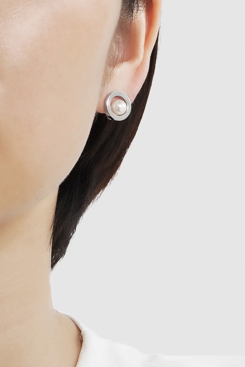 【アヤミ ジュエリー/AYAMI jewelry】のCircle Pearl イヤリング 人気、トレンドファッション・服の通販 founy(ファニー) 　ファッション　Fashion　レディースファッション　Fashion for Women　ジュエリー　Jewelry　ファッションリング　Fashion Rings　イヤリング・フープ・ドロップタイプ　Hoop, Drop & Clip Earrings　イヤリング　Earrings　サークル　Circle, Round Design　パール　Pearl, Pearl Accent　フォルム　Silhouette, Form　メタル　Metal, Metal Parts　新作・新入荷　New Arrivals / New In　other-2|ID: prp329100004942424 ipo3291000000037094889