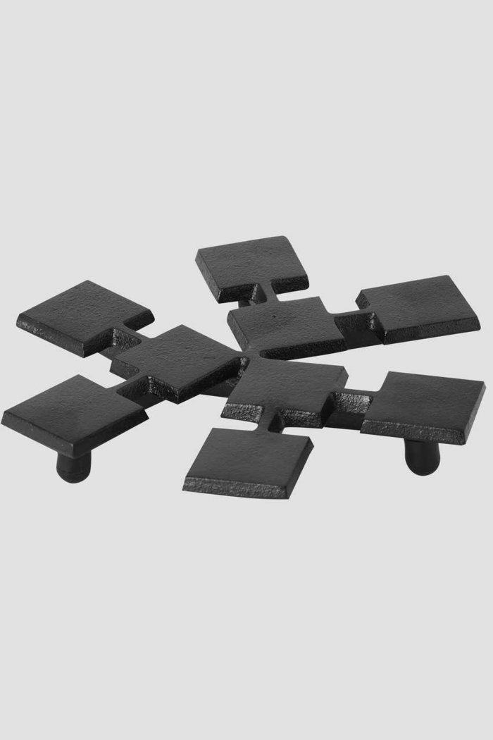 【マーガレット ハウエル/MARGARET HOWELL / GOODS】のSNOW FLAKE CAST IRON POT STAN インテリア・キッズ・メンズ・レディースファッション・服の通販 founy(ファニー) https://founy.com/ スタンド Stand Collar, Upright Stand テーブル Table, Dining Table フォルム Silhouette, Form モチーフ Motif, Design Theme 新作・新入荷 New Arrivals / New In |ID: prp329100004942455 ipo3291000000037095097