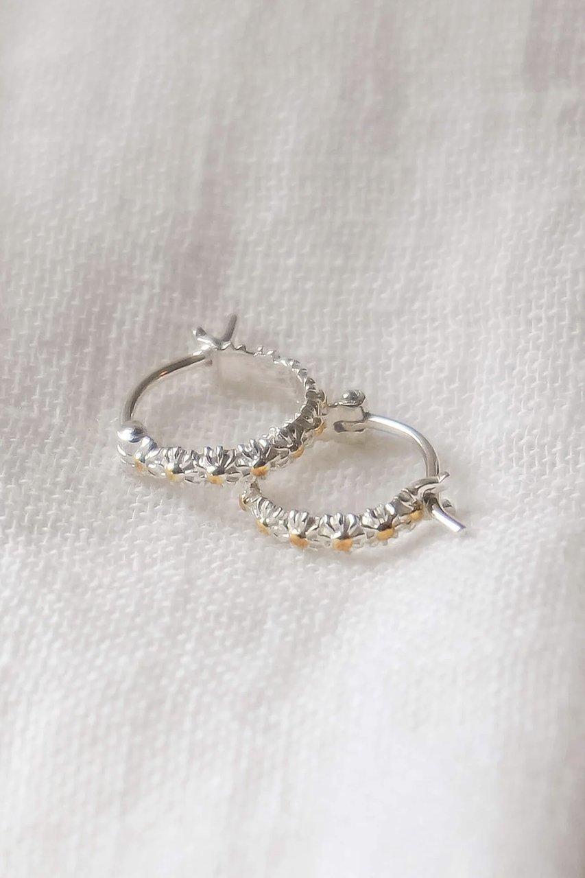 【デイジー ロンドン/DAISY LONDON】のIota Daisy Hoop ピアス 人気、トレンドファッション・服の通販 founy(ファニー) 　ファッション　Fashion　レディースファッション　Fashion for Women　ジュエリー　Jewelry　ファッションリング　Fashion Rings　イヤリング・フープ・ドロップタイプ　Hoop, Drop & Clip Earrings　イヤリング　Earrings　フープ　Hoop, Hoop Earrings　エレガント 上品　Elegant　再入荷　Restock / Back in Stock　other-6|ID: prp329100004942904 ipo3291000000037100039