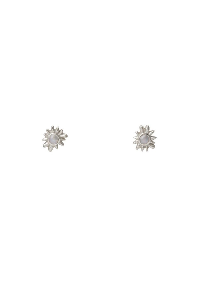 【デイジー ロンドン/DAISY LONDON】のDAISY MINI MOTHER OF PEARL STUD ピアス インテリア・キッズ・メンズ・レディースファッション・服の通販 founy(ファウニー) https://founy.com/ ファッション Fashion レディースファッション Fashion for Women ジュエリー Jewelry ファッションリング Fashion Rings イヤリング・フープ・ドロップタイプ Hoop, Drop & Clip Earrings イヤリング Earrings コレクション Collection, Seasonal Line パール Pearl, Pearl Accent 再入荷 Restock / Back in Stock |ID: prp329100004942914 ipo3291000000037100095