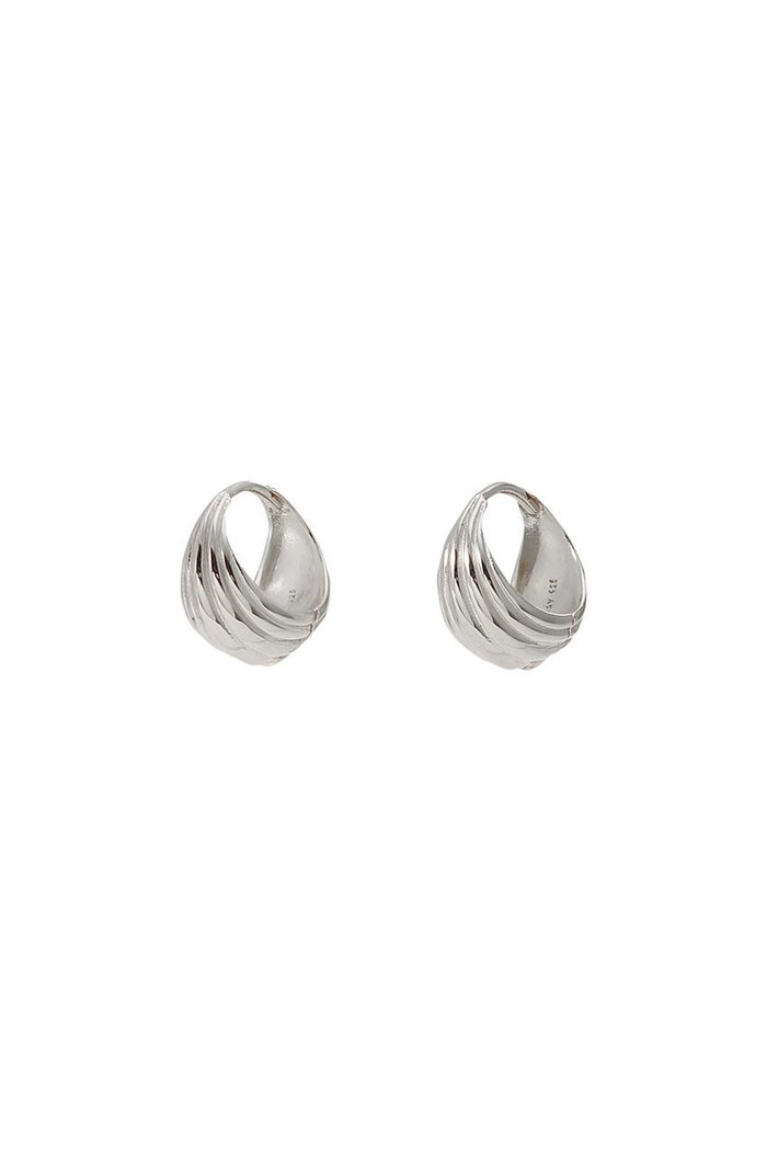 【デイジー ロンドン/DAISY LONDON】のPALM WRAP HUGGIE ピアス_SILVER インテリア・キッズ・メンズ・レディースファッション・服の通販 founy(ファウニー) https://founy.com/ ファッション Fashion レディースファッション Fashion for Women ジュエリー Jewelry ファッションリング Fashion Rings イヤリング・フープ・ドロップタイプ Hoop, Drop & Clip Earrings イヤリング Earrings コレクション Collection, Seasonal Line フィット Fit, Slim Fit フォルム Silhouette, Form フープ Hoop, Hoop Earrings エレガント 上品 Elegant |ID: prp329100004950629 ipo3291000000037151189