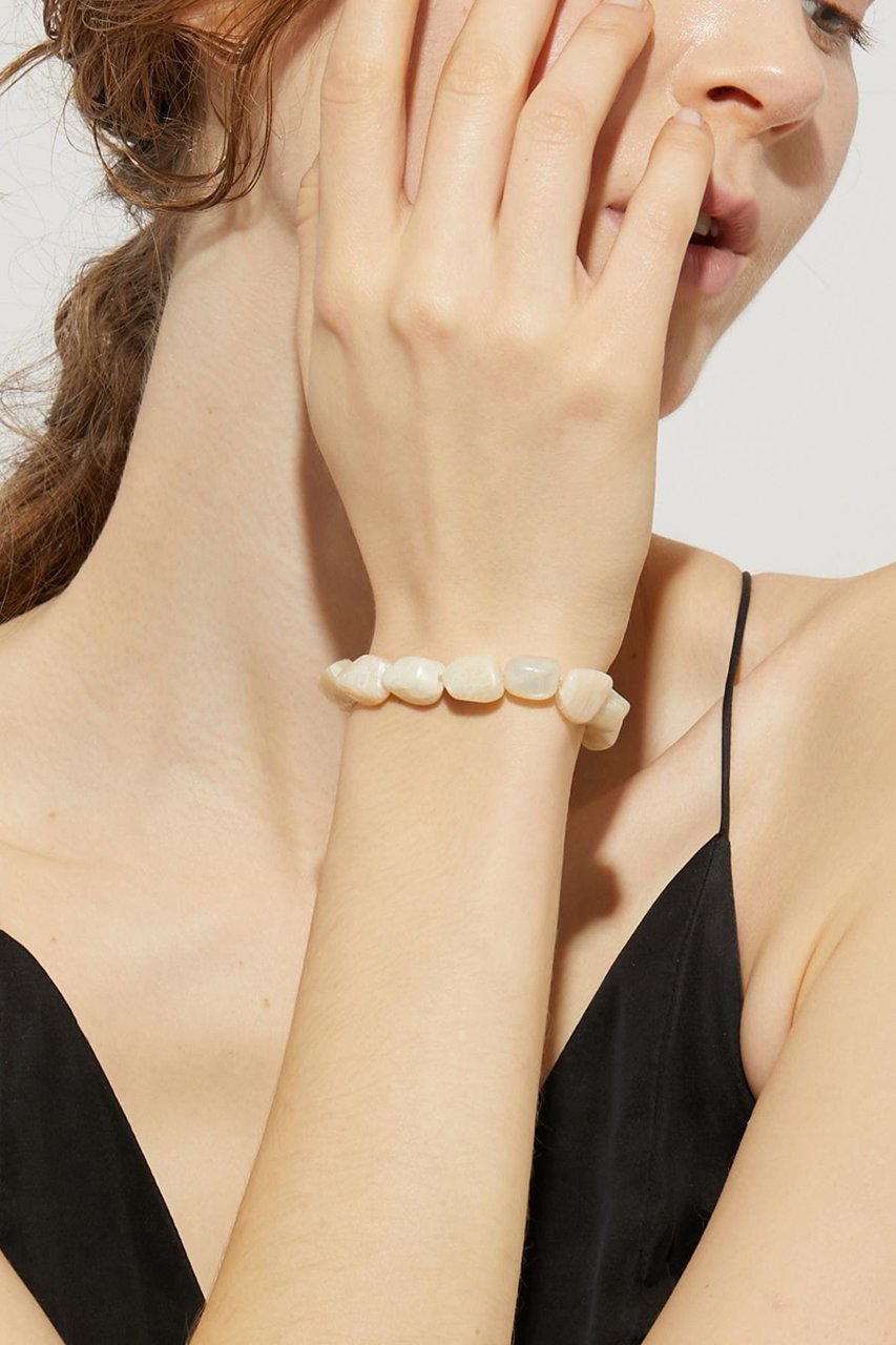 【アルティーダ ウード/ARTIDA OUD】のamulette 「ロマンチックな幸福を呼び込む」クリームムーンストーン オーガニック ブレスレット 人気、トレンドファッション・服の通販 founy(ファニー) 　ファッション　Fashion　レディースファッション　Fashion for Women　ジュエリー　Jewelry　チェーン＆カフブレスレット　Cuff & Chain Bracelets　バングル・カフブレスレット　Bangles & Cuff Bracelets　オーガニック　Organic Cotton　ブレスレット　Bracelet, Wristband　other-5|ID: prp329100004950656 ipo3291000000037151352
