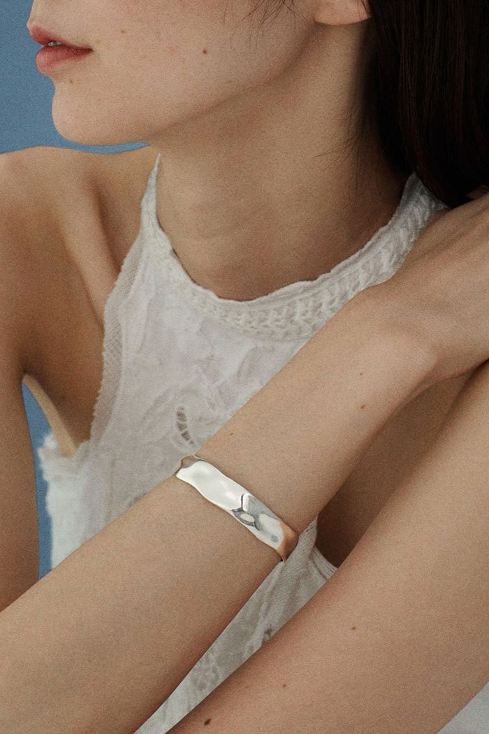 【カレンソロジー/Curensology】の〈CSG〉シルバーニュアンスバングル インテリア・キッズ・メンズ・レディースファッション・服の通販 founy(ファニー) https://founy.com/ ファッション Fashion レディースファッション Fashion for Women ジュエリー Jewelry チェーン＆カフブレスレット Cuff & Chain Bracelets バングル・カフブレスレット Bangles & Cuff Bracelets おすすめ Recommended / Our Picks アクセサリー Fashion Accessories シルバー Silver, Metallic Silver シンプル Simple, Minimal スタイリッシュ Stylish, Fashionable トレンド Trend, Trending Now バングル Bangle, Bracelet |ID: prp329100004951099 ipo3291000000037154222