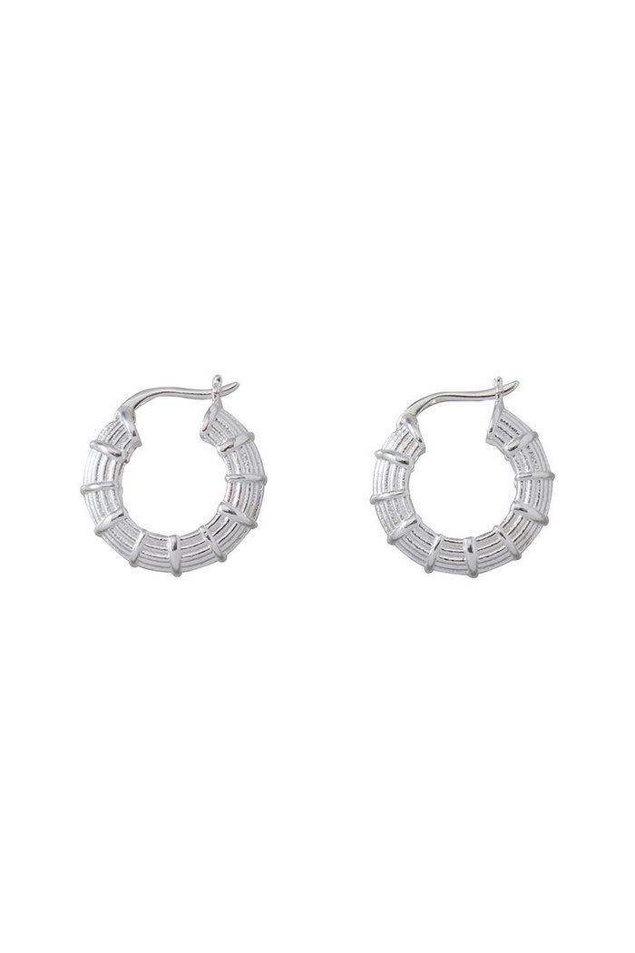 【デイジー ロンドン/DAISY LONDON】のApollo Midi フープピアス インテリア・キッズ・メンズ・レディースファッション・服の通販 founy(ファウニー) https://founy.com/ ファッション Fashion レディースファッション Fashion for Women ジュエリー Jewelry ファッションリング Fashion Rings イヤリング・フープ・ドロップタイプ Hoop, Drop & Clip Earrings イヤリング Earrings コレクション Collection, Seasonal Line シルバー Silver, Metallic Silver テクスチャー Texture, Textured Fabric フープ Hoop, Hoop Earrings ボックス Boxy, Box Shape ポーチ Pouch, Small Case 春 Spring |ID: prp329100004951769 ipo3291000000037158415