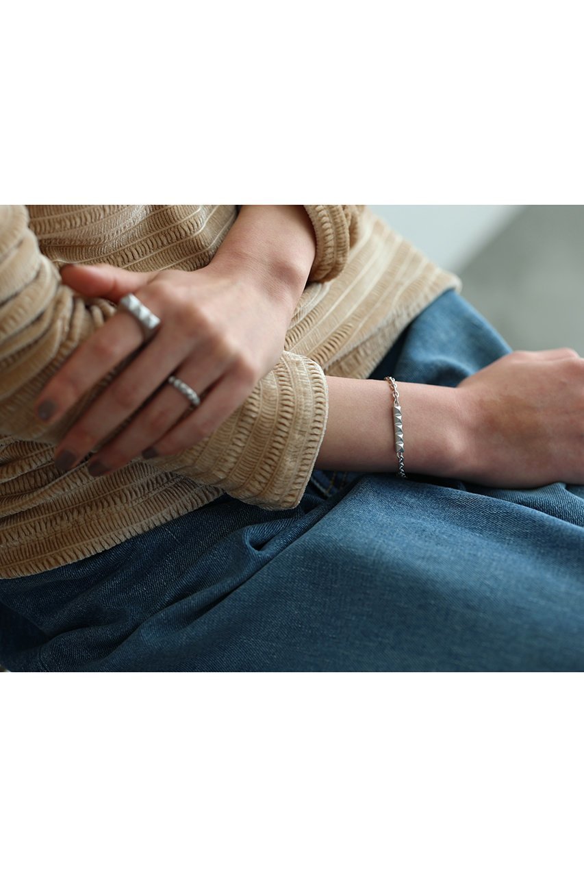 【カドー/CADEAUX】のシルバースタッズブレスレット 人気、トレンドファッション・服の通販 founy(ファニー) 　ファッション　Fashion　レディースファッション　Fashion for Women　ジュエリー　Jewelry　チェーン＆カフブレスレット　Cuff & Chain Bracelets　バングル・カフブレスレット　Bangles & Cuff Bracelets　クール　Cool, Chic　シルバー　Silver, Metallic Silver　チェーン　Chain, Chain Strap　ブレスレット　Bracelet, Wristband　モダン　Modern, Contemporary　other-3|ID: prp329100004952014 ipo3291000000037159923