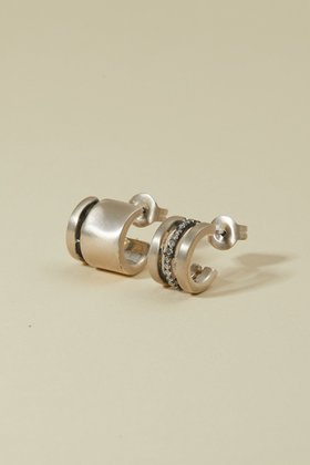 【アドリン ヒュー/Adlin Hue】のMin Earring 人気、トレンドファッション・服の通販 founy(ファニー) ファッション Fashion レディースファッション Fashion for Women ジュエリー Jewelry ファッションリング Fashion Rings イヤリング・フープ・ドロップタイプ Hoop, Drop & Clip Earrings アシンメトリー Asymmetrical Style イヤリング Earrings インド Indian Textile シルバー Silver, Metallic Silver フープ Hoop, Hoop Earrings |ID:prp329100004952097