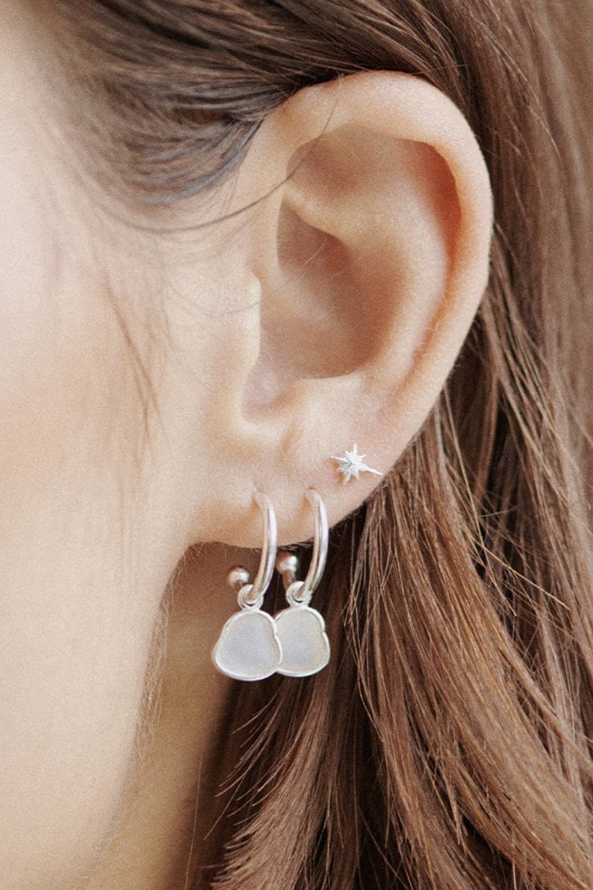 【デイジー ロンドン/DAISY LONDON】のMother Of Pearl Drop ピアス 人気、トレンドファッション・服の通販 founy(ファニー) 　ファッション　Fashion　レディースファッション　Fashion for Women　ジュエリー　Jewelry　ファッションリング　Fashion Rings　イヤリング・フープ・ドロップタイプ　Hoop, Drop & Clip Earrings　おすすめ　Recommended / Our Picks　イヤリング　Earrings　エレガント 上品　Elegant　クール　Cool, Chic　シルバー　Silver, Metallic Silver　パール　Pearl, Pearl Accent　フープ　Hoop, Hoop Earrings　other-2|ID: prp329100004952129 ipo3291000000037160583