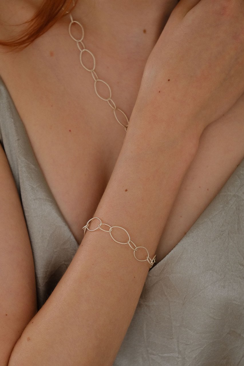 【ナチュラリジュエリ/NATURALI JEWELRY】のSILVER ツイストチェーンブレスレット 人気、トレンドファッション・服の通販 founy(ファニー) 　ファッション　Fashion　レディースファッション　Fashion for Women　ジュエリー　Jewelry　チェーン＆カフブレスレット　Cuff & Chain Bracelets　バングル・カフブレスレット　Bangles & Cuff Bracelets　コンビ　Combo, Combination Style　チェーン　Chain, Chain Strap　チャーム　Charm, Pendant　ツイスト　Tweed, Tweed Fabric　テクスチャー　Texture, Textured Fabric　ブレスレット　Bracelet, Wristband　other-2|ID: prp329100004952159 ipo3291000000037160772