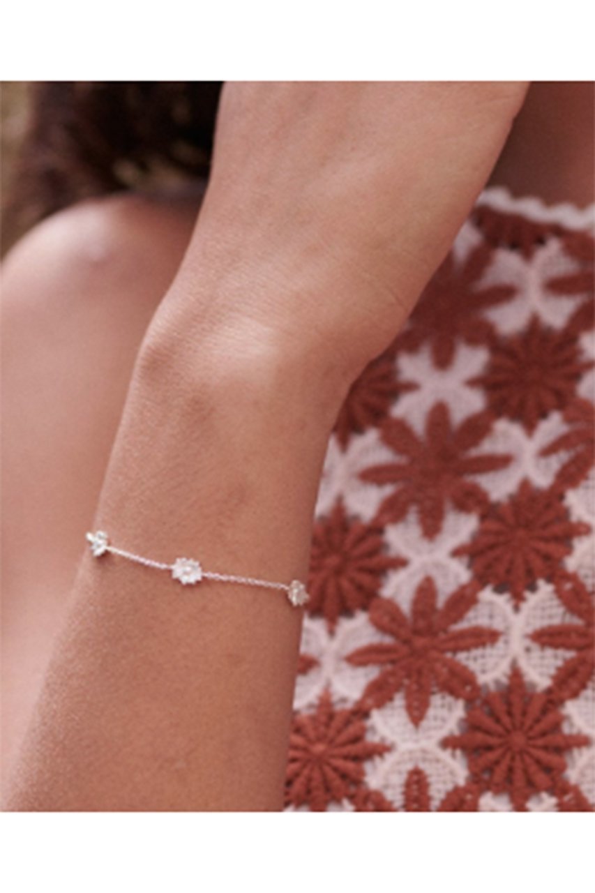 【デイジー ロンドン/DAISY LONDON】のDAISY CHAIN FLOWER ブレスレット 人気、トレンドファッション・服の通販 founy(ファニー) 　ファッション　Fashion　レディースファッション　Fashion for Women　ジュエリー　Jewelry　チェーン＆カフブレスレット　Cuff & Chain Bracelets　バングル・カフブレスレット　Bangles & Cuff Bracelets　クール　Cool, Chic　コレクション　Collection, Seasonal Line　シルバー　Silver, Metallic Silver　ブレスレット　Bracelet, Wristband　エレガント 上品　Elegant　other-2|ID: prp329100004952389 ipo3291000000037162177