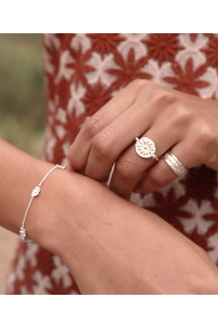 【デイジー ロンドン/DAISY LONDON】のDAISY CHAIN FLOWER ブレスレット 人気、トレンドファッション・服の通販 founy(ファニー) 　ファッション　Fashion　レディースファッション　Fashion for Women　ジュエリー　Jewelry　チェーン＆カフブレスレット　Cuff & Chain Bracelets　バングル・カフブレスレット　Bangles & Cuff Bracelets　クール　Cool, Chic　コレクション　Collection, Seasonal Line　シルバー　Silver, Metallic Silver　ブレスレット　Bracelet, Wristband　エレガント 上品　Elegant　other-6|ID: prp329100004952389 ipo3291000000037162181