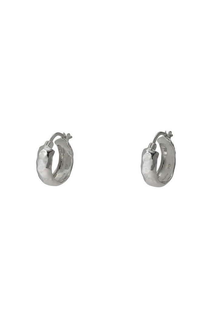 【デイジー ロンドン/DAISY LONDON】のMINI TEXTURED HOOP ピアス インテリア・キッズ・メンズ・レディースファッション・服の通販 founy(ファウニー) https://founy.com/ ファッション Fashion レディースファッション Fashion for Women ジュエリー Jewelry ファッションリング Fashion Rings イヤリング・フープ・ドロップタイプ Hoop, Drop & Clip Earrings イヤリング Earrings シルバー Silver, Metallic Silver シンプル Simple, Minimal トレンド Trend, Trending Now パーティ Party, Party Style フープ Hoop, Hoop Earrings リュクス Luxury, Elegant, High-End, Chic |ID: prp329100004952405 ipo3291000000037162278
