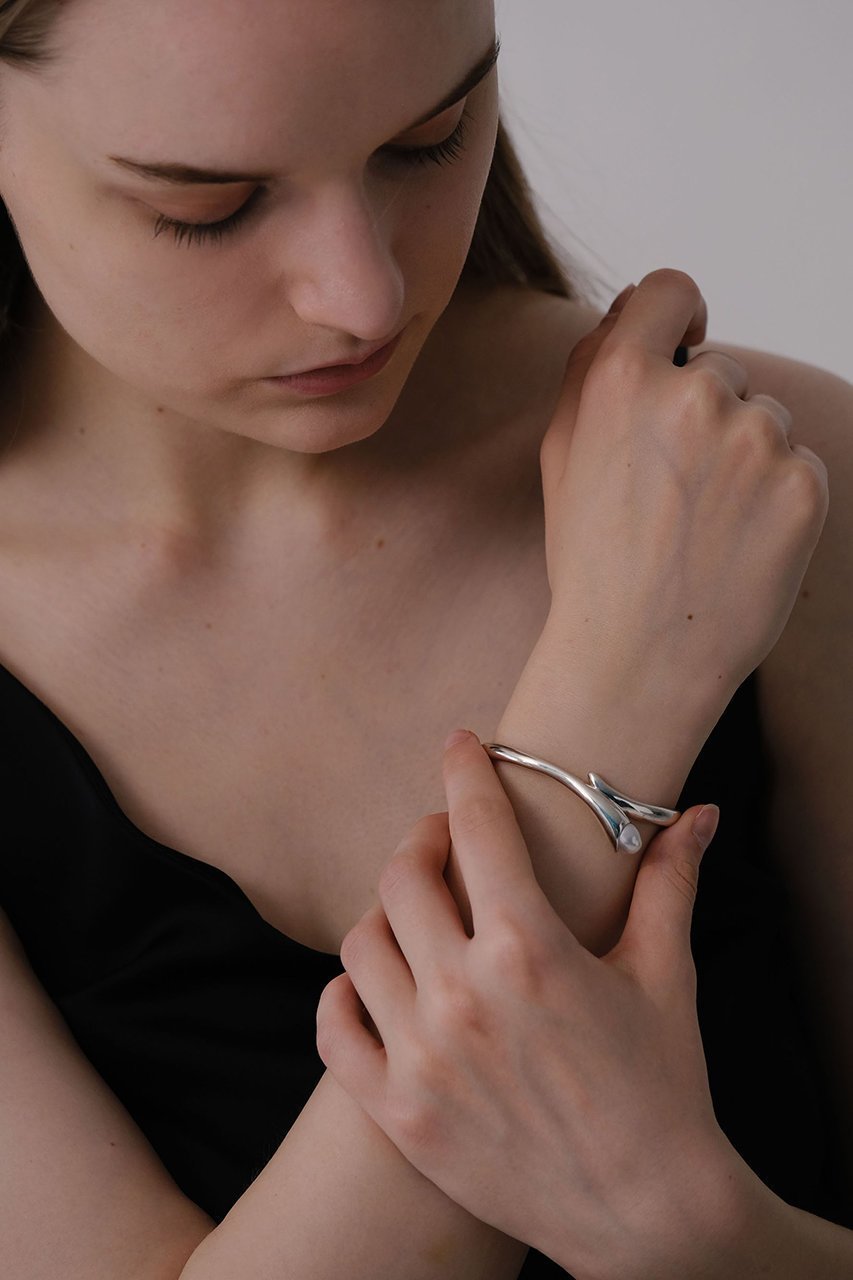 【ナチュラリジュエリ/NATURALI JEWELRY】のSILVER カロス エコーバングル 人気、トレンドファッション・服の通販 founy(ファニー) 　ファッション　Fashion　レディースファッション　Fashion for Women　ジュエリー　Jewelry　チェーン＆カフブレスレット　Cuff & Chain Bracelets　バングル・カフブレスレット　Bangles & Cuff Bracelets　なめらか　Smooth, Silky Texture　シルバー　Silver, Metallic Silver　バングル　Bangle, Bracelet　パール　Pearl, Pearl Accent　モチーフ　Motif, Design Theme　エレガント 上品　Elegant　other-5|ID: prp329100004952467 ipo3291000000037162659