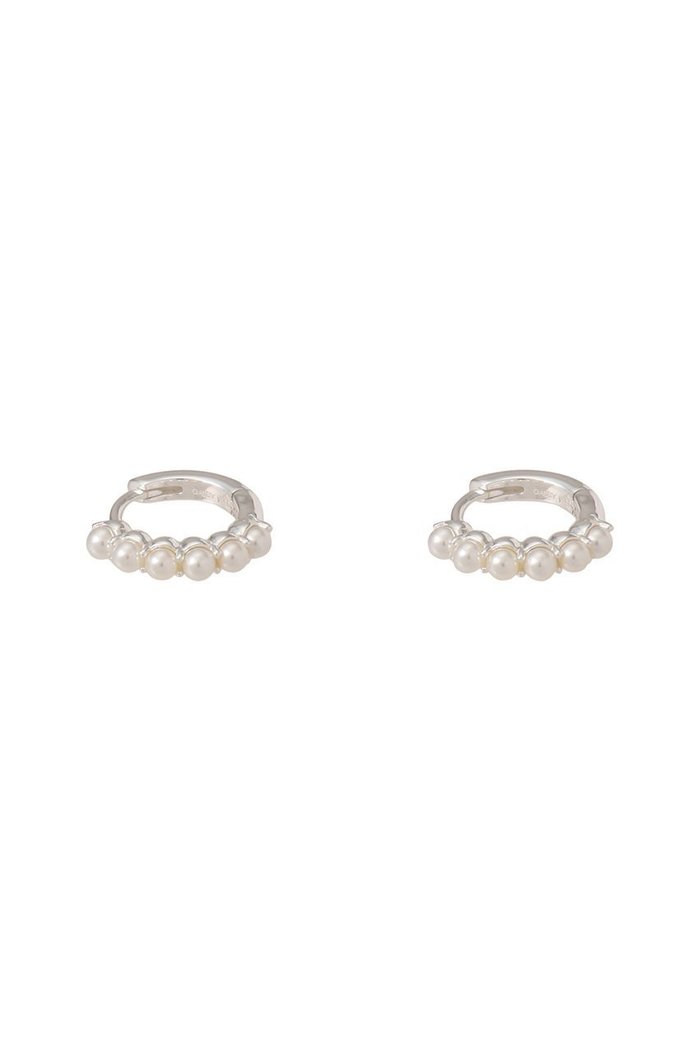 【デイジー ロンドン/DAISY LONDON】のPearl Mini Huggie ピアス シルバー インテリア・キッズ・メンズ・レディースファッション・服の通販 founy(ファウニー) https://founy.com/ ファッション Fashion レディースファッション Fashion for Women ジュエリー Jewelry ファッションリング Fashion Rings イヤリング・フープ・ドロップタイプ Hoop, Drop & Clip Earrings おすすめ Recommended / Our Picks イヤリング Earrings オケージョン Occasion Wear ギフト プレゼント Gift / Present シルバー Silver, Metallic Silver パール Pearl, Pearl Accent フェミニン Feminine, Girly |ID: prp329100004952499 ipo3291000000037162869