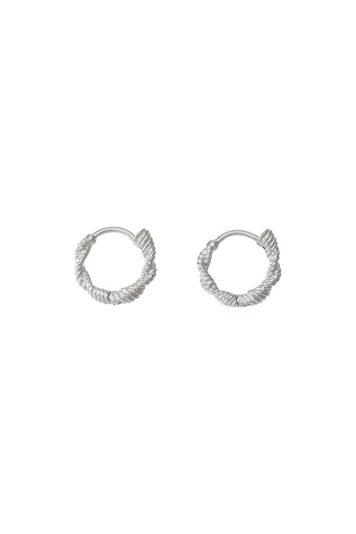 【デイジー ロンドン/DAISY LONDON】のROPE TWIST HUGGIE HOOP ピアス インテリア・キッズ・メンズ・レディースファッション・服の通販 founy(ファウニー) https://founy.com/ ファッション Fashion レディースファッション Fashion for Women ジュエリー Jewelry ファッションリング Fashion Rings イヤリング・フープ・ドロップタイプ Hoop, Drop & Clip Earrings おすすめ Recommended / Our Picks イヤリング Earrings ギフト プレゼント Gift / Present コレクション Collection, Seasonal Line トレンド Trend, Trending Now フープ Hoop, Hoop Earrings ボックス Boxy, Box Shape ミックス Mix, Mixed Style モチーフ Motif, Design Theme 定番 Standard, Basic Item |ID: prp329100004952573 ipo3291000000037163322