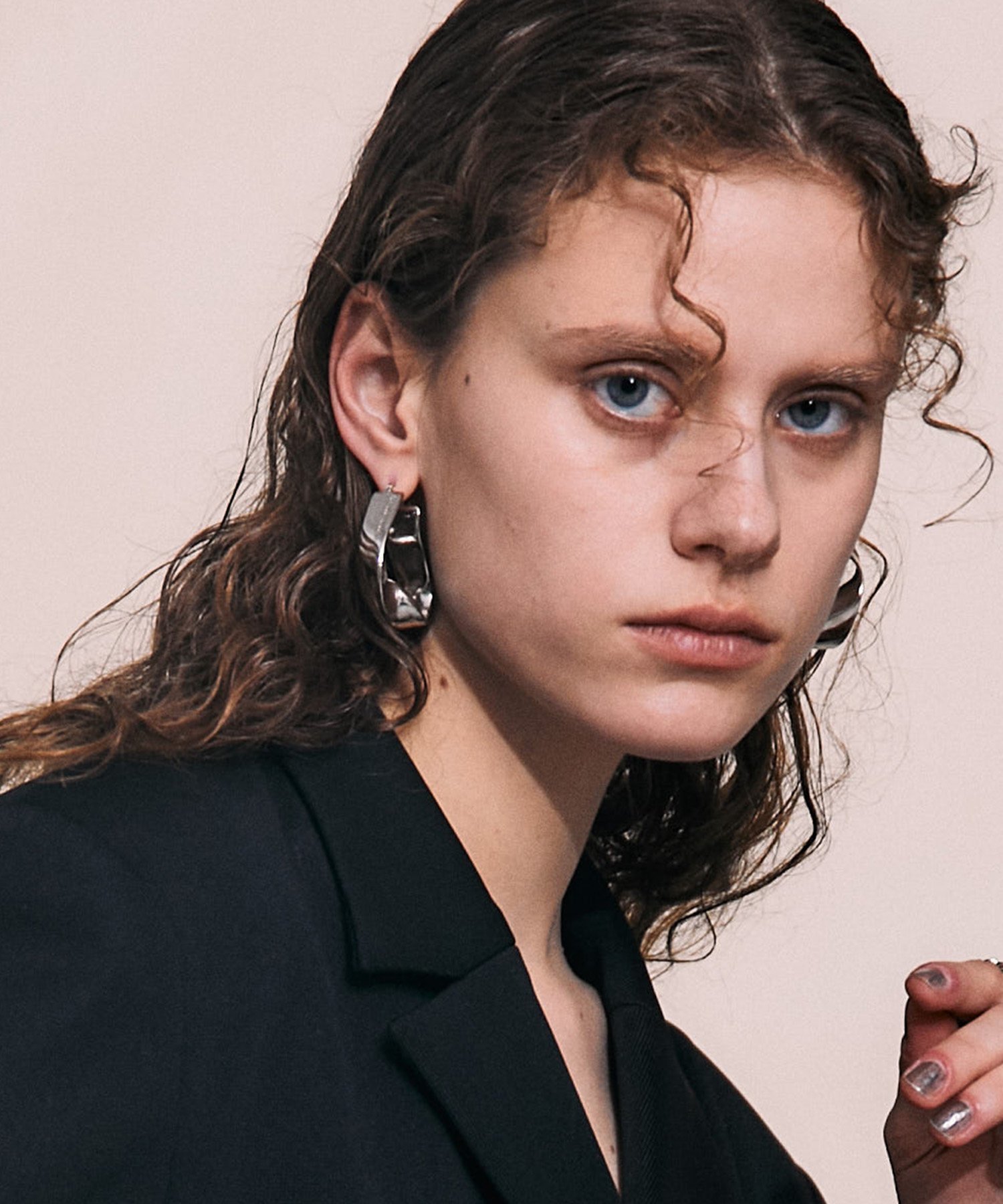 【プランク プロジェクト/PRANK PROJECT】のプラチナコーティングロゴプレートツイストピアス/Platinum Coated Logo Plate Twisted Earrings 人気、トレンドファッション・服の通販 founy(ファニー) 　ファッション　Fashion　レディースファッション　Fashion for Women　アウター　Coat / Outerwear Collection　コート・ロングコート・ピーコート　Long Coats, Peacoats & More　ジュエリー　Jewelry　ファッションリング　Fashion Rings　イヤリング・フープ・ドロップタイプ　Hoop, Drop & Clip Earrings　イヤリング　Earrings　シンプル　Simple, Minimal　フープ　Hoop, Hoop Earrings　エレガント 上品　Elegant　other-5|ID: prp329100004952756 ipo3291000000037164416