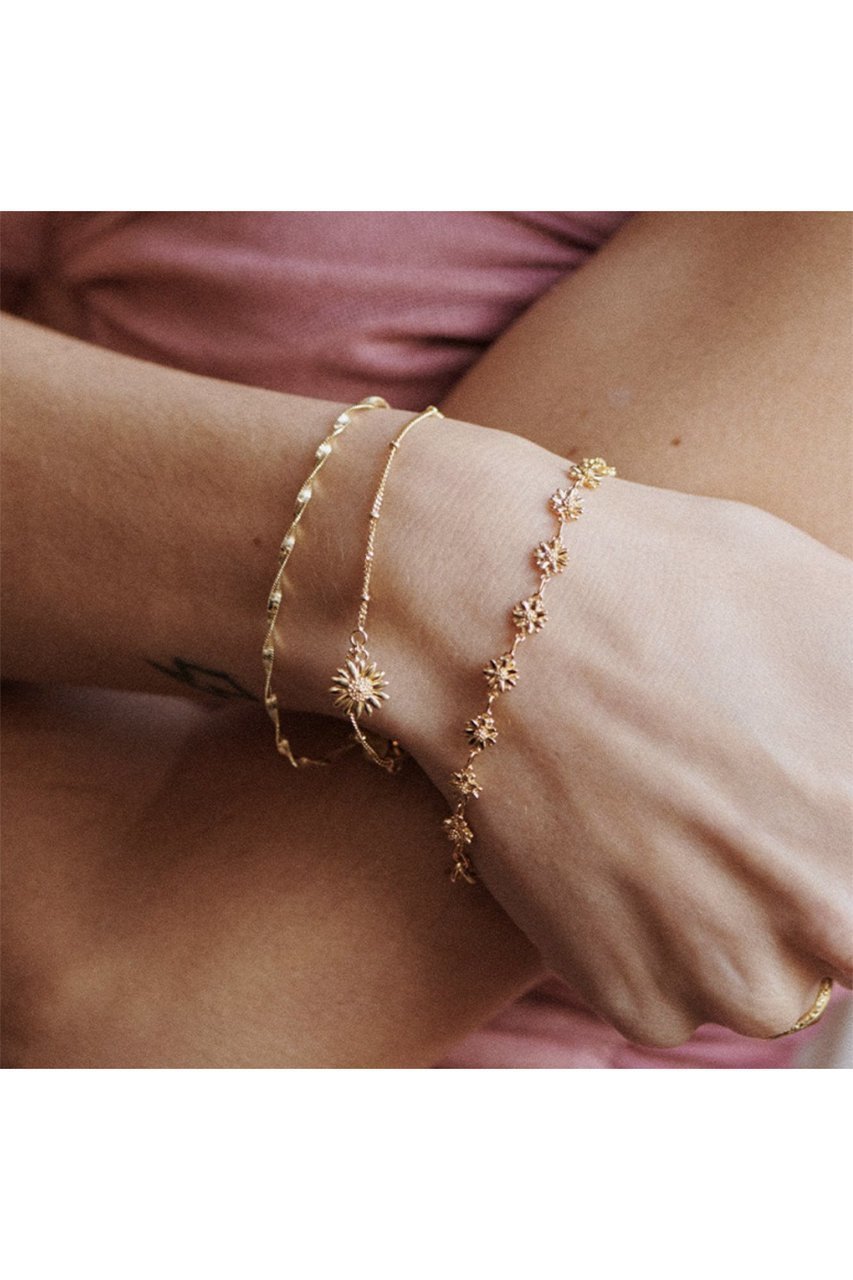 【デイジー ロンドン/DAISY LONDON】のDAISY CHAIN ブレスレット 人気、トレンドファッション・服の通販 founy(ファニー) 　ファッション　Fashion　レディースファッション　Fashion for Women　ジュエリー　Jewelry　チェーン＆カフブレスレット　Cuff & Chain Bracelets　バングル・カフブレスレット　Bangles & Cuff Bracelets　ブレスレット　Bracelet, Wristband　ボックス　Boxy, Box Shape　ポーチ　Pouch, Small Case　other-6|ID: prp329100004953172 ipo3291000000037166934