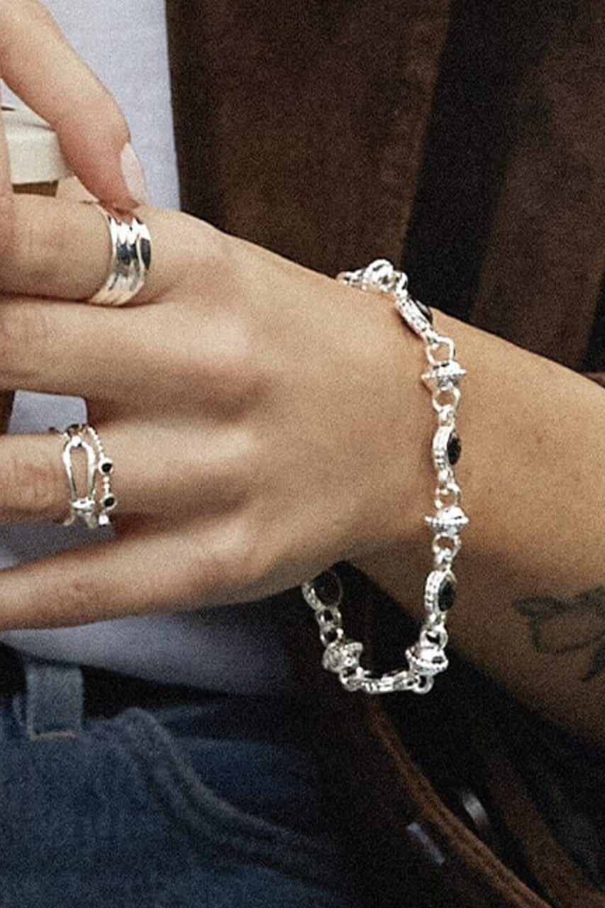 【デイジー ロンドン/DAISY LONDON】の【Polly Sayer】Black Onyx Chain ブレスレット シルバー 人気、トレンドファッション・服の通販 founy(ファニー) 　ファッション　Fashion　レディースファッション　Fashion for Women　ジュエリー　Jewelry　チェーン＆カフブレスレット　Cuff & Chain Bracelets　バングル・カフブレスレット　Bangles & Cuff Bracelets　シルバー　Silver, Metallic Silver　シンプル　Simple, Minimal　ブレスレット　Bracelet, Wristband　モチーフ　Motif, Design Theme　other-2|ID: prp329100004953333 ipo3291000000037167991
