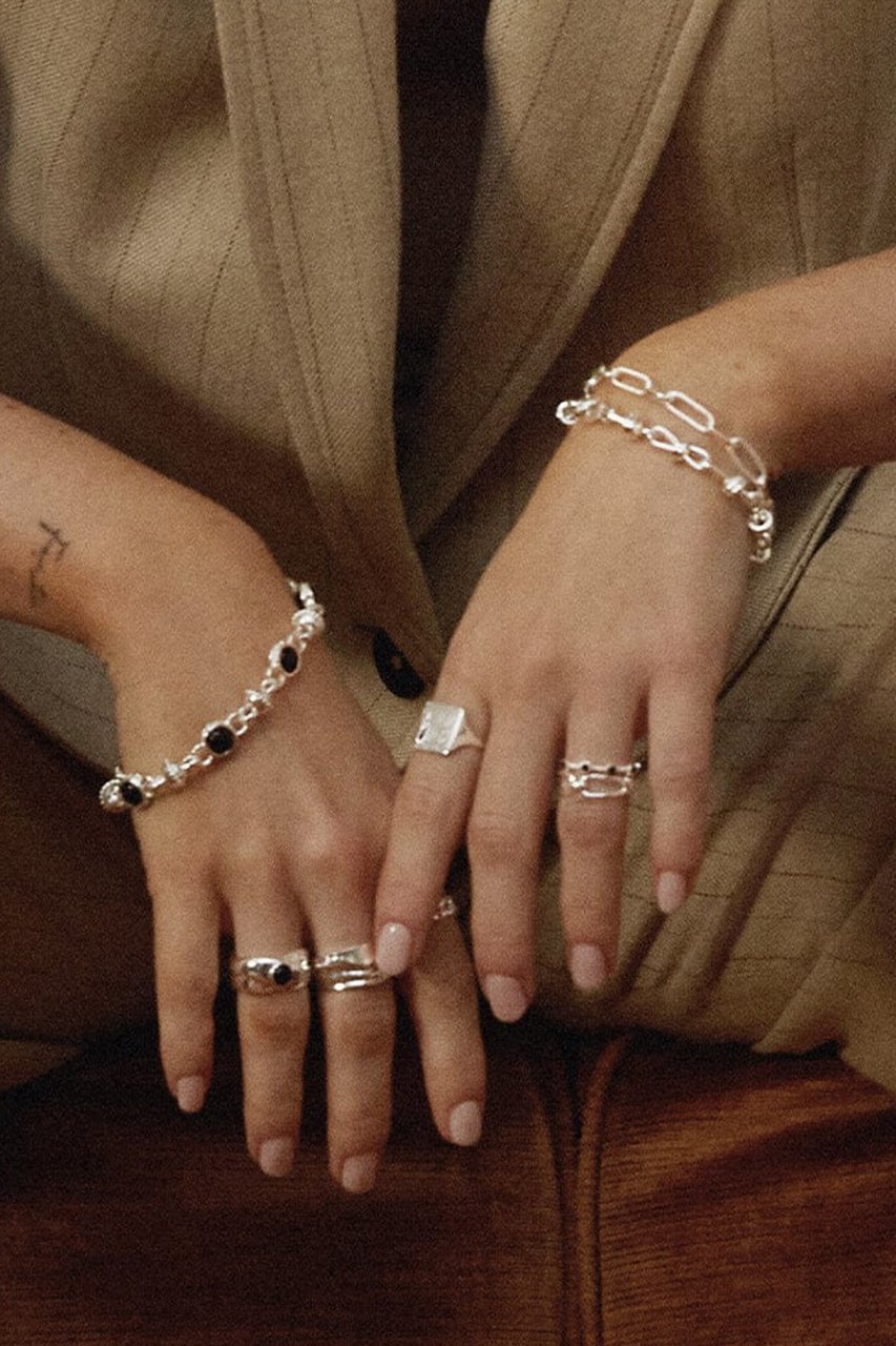 【デイジー ロンドン/DAISY LONDON】の【Polly Sayer】Black Onyx Chain ブレスレット シルバー 人気、トレンドファッション・服の通販 founy(ファニー) 　ファッション　Fashion　レディースファッション　Fashion for Women　ジュエリー　Jewelry　チェーン＆カフブレスレット　Cuff & Chain Bracelets　バングル・カフブレスレット　Bangles & Cuff Bracelets　シルバー　Silver, Metallic Silver　シンプル　Simple, Minimal　ブレスレット　Bracelet, Wristband　モチーフ　Motif, Design Theme　other-6|ID: prp329100004953333 ipo3291000000037167995