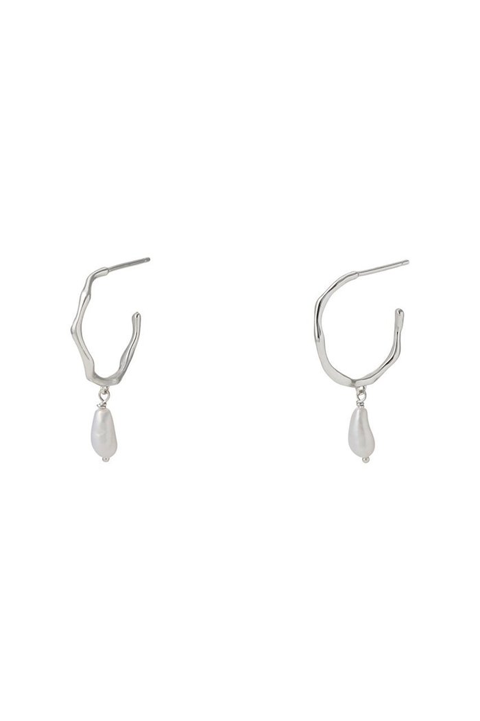 【デイジー ロンドン/DAISY LONDON】のORGANIC HOOP PEARL DROP ピアス インテリア・キッズ・メンズ・レディースファッション・服の通販 founy(ファニー) https://founy.com/ ファッション Fashion レディースファッション Fashion for Women ジュエリー Jewelry ファッションリング Fashion Rings イヤリング・フープ・ドロップタイプ Hoop, Drop & Clip Earrings イヤリング Earrings コレクション Collection, Seasonal Line シルバー Silver, Metallic Silver パール Pearl, Pearl Accent リュクス Luxury, Elegant, High-End, Chic エレガント 上品 Elegant |ID: prp329100004953539 ipo3291000000037169100