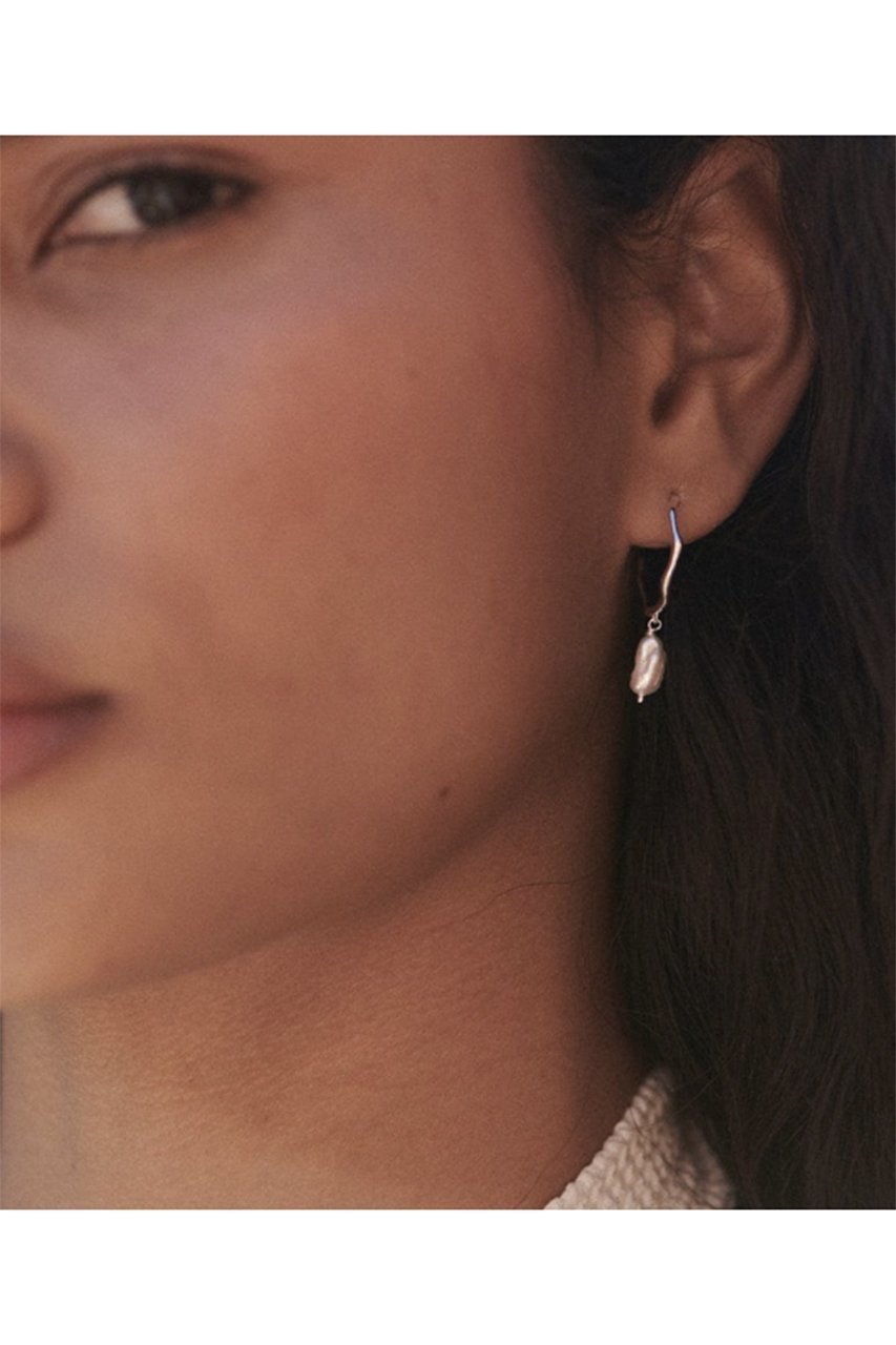 【デイジー ロンドン/DAISY LONDON】のORGANIC HOOP PEARL DROP ピアス 人気、トレンドファッション・服の通販 founy(ファニー) 　ファッション　Fashion　レディースファッション　Fashion for Women　ジュエリー　Jewelry　ファッションリング　Fashion Rings　イヤリング・フープ・ドロップタイプ　Hoop, Drop & Clip Earrings　イヤリング　Earrings　コレクション　Collection, Seasonal Line　シルバー　Silver, Metallic Silver　パール　Pearl, Pearl Accent　リュクス　Luxury, Elegant, High-End, Chic　エレガント 上品　Elegant　other-2|ID: prp329100004953539 ipo3291000000037169102