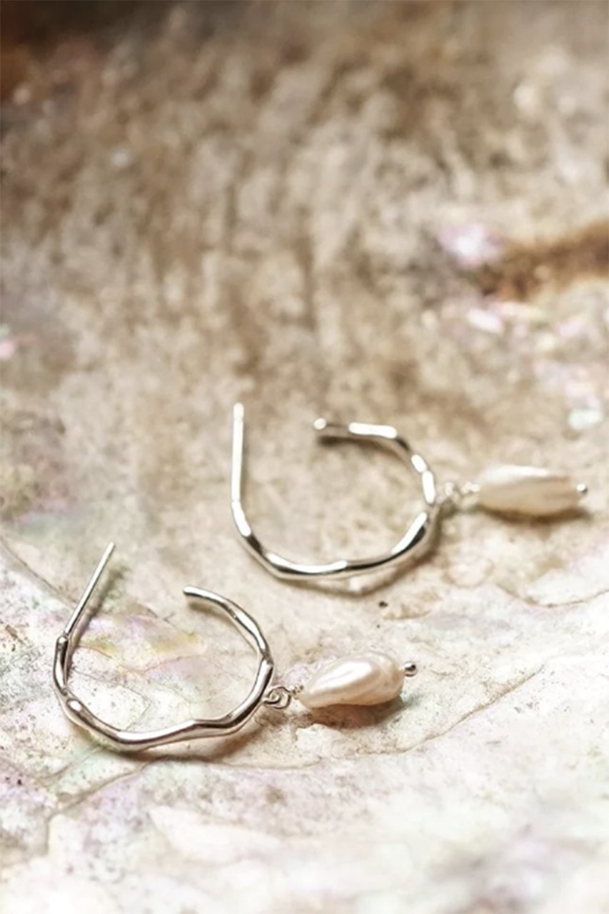 【デイジー ロンドン/DAISY LONDON】のORGANIC HOOP PEARL DROP ピアス 人気、トレンドファッション・服の通販 founy(ファニー) 　ファッション　Fashion　レディースファッション　Fashion for Women　ジュエリー　Jewelry　ファッションリング　Fashion Rings　イヤリング・フープ・ドロップタイプ　Hoop, Drop & Clip Earrings　イヤリング　Earrings　コレクション　Collection, Seasonal Line　シルバー　Silver, Metallic Silver　パール　Pearl, Pearl Accent　リュクス　Luxury, Elegant, High-End, Chic　エレガント 上品　Elegant　other-8|ID: prp329100004953539 ipo3291000000037169108