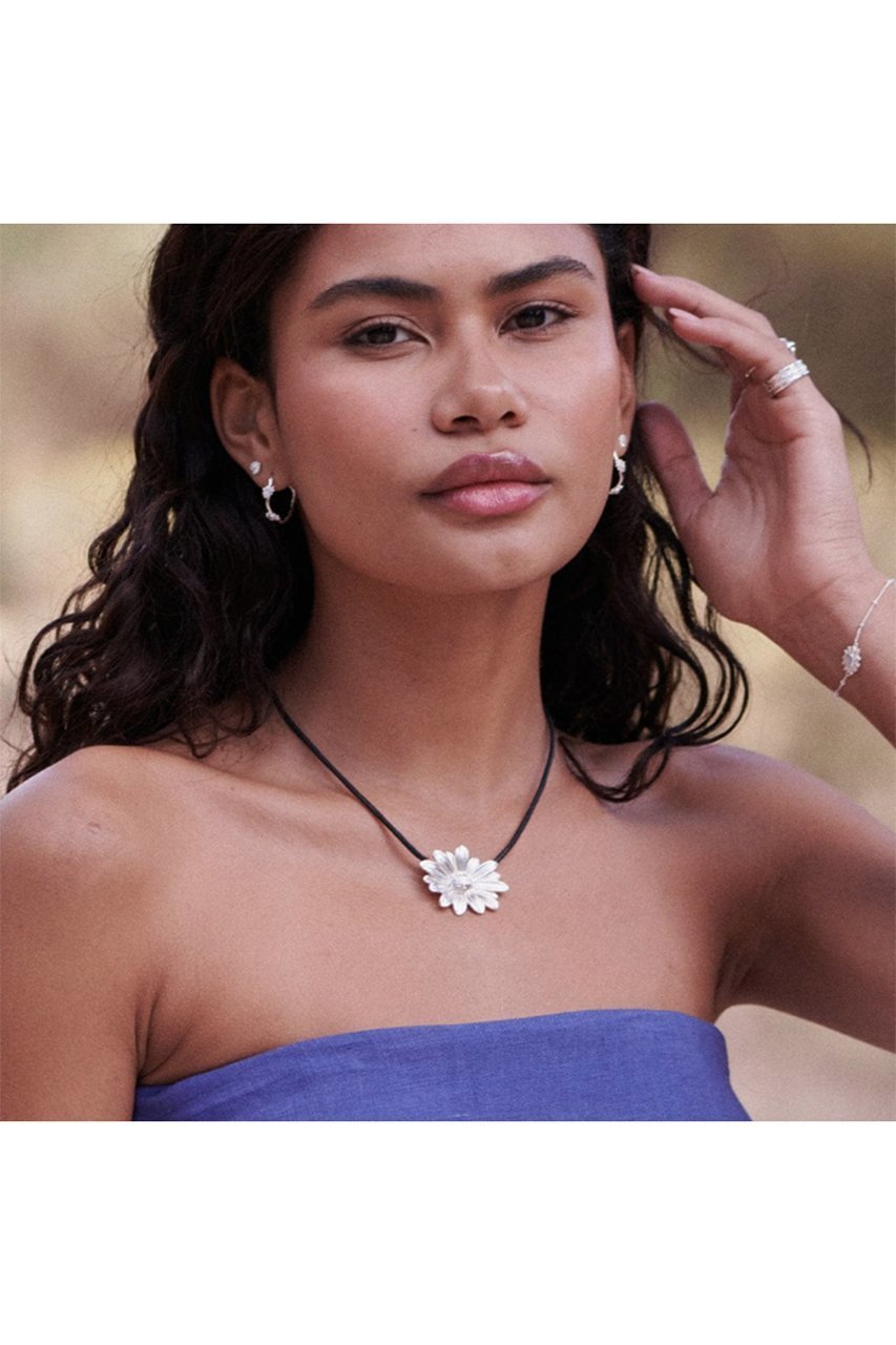 【デイジー ロンドン/DAISY LONDON】のDAISY LARGE CORD FLOWER ネックレス 人気、トレンドファッション・服の通販 founy(ファニー) 　ファッション　Fashion　レディースファッション　Fashion for Women　ジュエリー　Jewelry　ネックレス　Necklaces & Pendants　コレクション　Collection, Seasonal Line　ネックレス　Necklace, Pendant Necklace　ブレスレット　Bracelet, Wristband　other-7|ID: prp329100004953541 ipo3291000000037169124