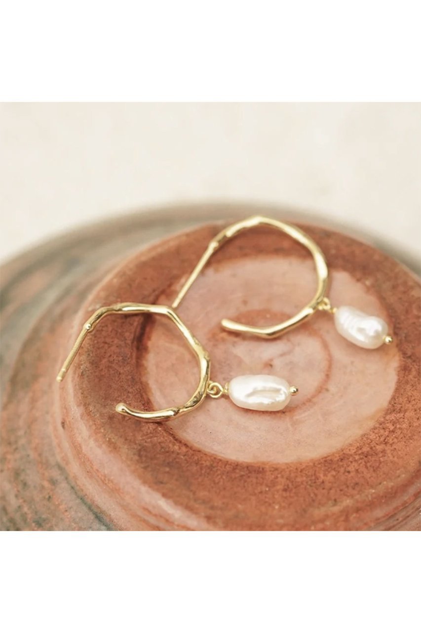 【デイジー ロンドン/DAISY LONDON】のORGANIC HOOP PEARL DROP ピアス 人気、トレンドファッション・服の通販 founy(ファニー) 　ファッション　Fashion　レディースファッション　Fashion for Women　ジュエリー　Jewelry　ファッションリング　Fashion Rings　イヤリング・フープ・ドロップタイプ　Hoop, Drop & Clip Earrings　イヤリング　Earrings　コレクション　Collection, Seasonal Line　パール　Pearl, Pearl Accent　other-8|ID: prp329100004953640 ipo3291000000037169701