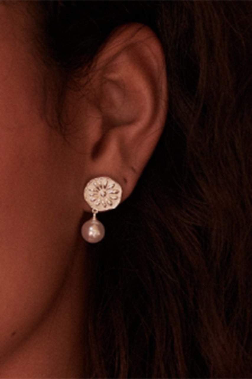 【デイジー ロンドン/DAISY LONDON】のDAISY PEARL DROP ピアス 人気、トレンドファッション・服の通販 founy(ファニー) 　ファッション　Fashion　レディースファッション　Fashion for Women　ジュエリー　Jewelry　ファッションリング　Fashion Rings　イヤリング・フープ・ドロップタイプ　Hoop, Drop & Clip Earrings　イヤリング　Earrings　オーガニック　Organic Cotton　コレクション　Collection, Seasonal Line　パール　Pearl, Pearl Accent　other-2|ID: prp329100004953641 ipo3291000000037169704