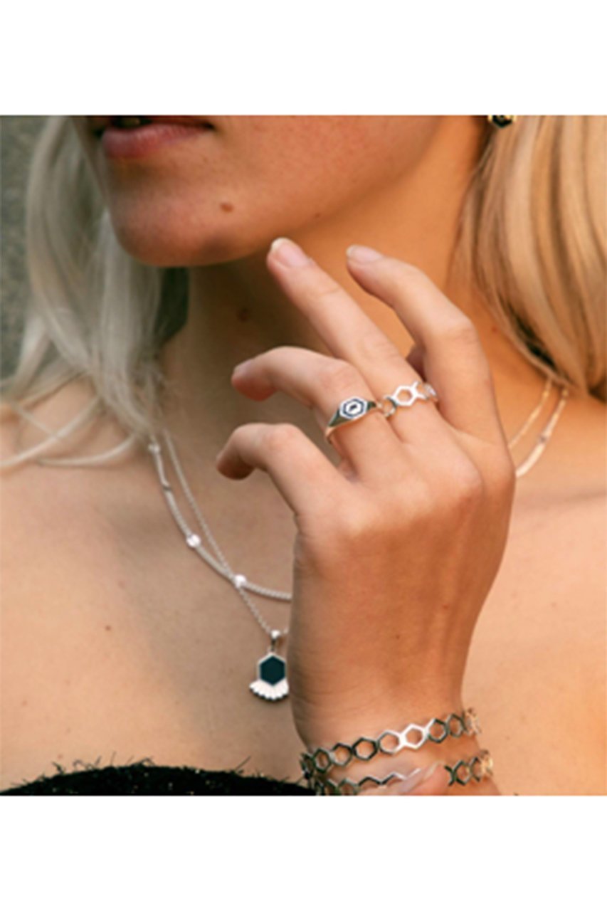 【デイジー ロンドン/DAISY LONDON】のMINI HEXAGONPALM SIGNET リング_SILVER 人気、トレンドファッション・服の通販 founy(ファニー) 　ファッション　Fashion　レディースファッション　Fashion for Women　ジュエリー　Jewelry　エナメル　Patent Leather　コレクション　Collection, Seasonal Line　パーティ　Party, Party Style　other-2|ID: prp329100004953644 ipo3291000000037169726