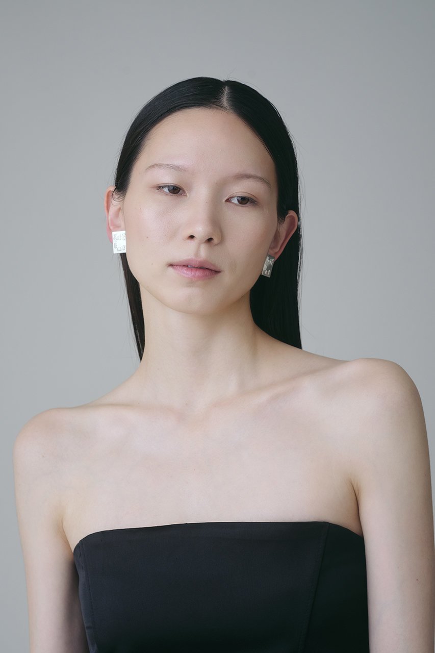 【プラウ/PLOW】のLettering Square イヤリング(片耳用) 人気、トレンドファッション・服の通販 founy(ファニー) 　ファッション　Fashion　レディースファッション　Fashion for Women　ジュエリー　Jewelry　ファッションリング　Fashion Rings　イヤリング・フープ・ドロップタイプ　Hoop, Drop & Clip Earrings　イヤリング　Earrings　スクエア　Square, Square Shape　プレート　Plate, Dish　モチーフ　Motif, Design Theme　片耳　One-Ear, Single Earring　other-4|ID: prp329100004953663 ipo3291000000037169850