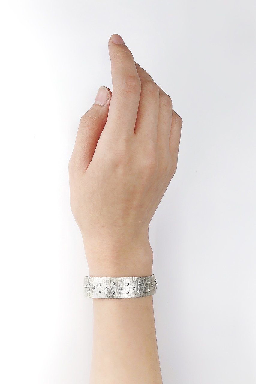 【カオル/KAORU】のDOT シルバー バングル L 人気、トレンドファッション・服の通販 founy(ファニー) 　ファッション　Fashion　レディースファッション　Fashion for Women　ジュエリー　Jewelry　チェーン＆カフブレスレット　Cuff & Chain Bracelets　バングル・カフブレスレット　Bangles & Cuff Bracelets　シルバー　Silver, Metallic Silver　スタイリッシュ　Stylish, Fashionable　ドット　Polka Dot, Dot Pattern　バングル　Bangle, Bracelet　other-2|ID: prp329100004953775 ipo3291000000037170470