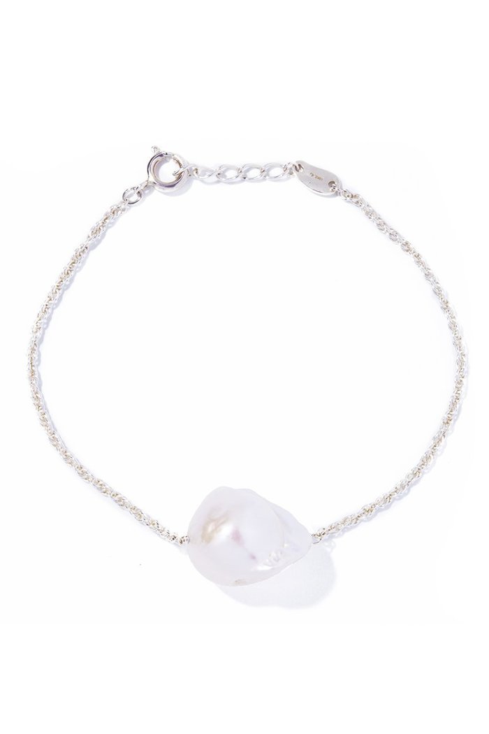 【イリスフォーセブン/IRIS 47】のbaroque pearl ブレスレット インテリア・キッズ・メンズ・レディースファッション・服の通販 founy(ファウニー) https://founy.com/ ファッション Fashion レディースファッション Fashion for Women ジュエリー Jewelry チェーン＆カフブレスレット Cuff & Chain Bracelets バングル・カフブレスレット Bangles & Cuff Bracelets オケージョン Occasion Wear シルバー Silver, Metallic Silver チェーン Chain, Chain Strap バロック Baroque, Baroque Design パール Pearl, Pearl Accent ブレスレット Bracelet, Wristband モダン Modern, Contemporary リュクス Luxury, Elegant, High-End, Chic エレガント 上品 Elegant |ID: prp329100004953787 ipo3291000000037233537