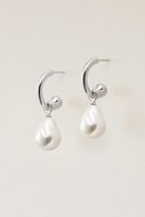 【サラース/SARARTH】のFAKE PEARL ピアス 大人の最旬トレンドファッション＆コーディネート founy(ファウニー) ファッション Fashion レディースファッション Fashion for Women ジュエリー Jewelry ファッションリング Fashion Rings イヤリング・フープ・ドロップタイプ Hoop, Drop & Clip Earrings イヤリング Earrings ガラス Glass, Glassware シンプル Simple, Minimal チャーム Charm, Pendant パール Pearl, Pearl Accent フープ Hoop, Hoop Earrings |ID:prp329100004953812