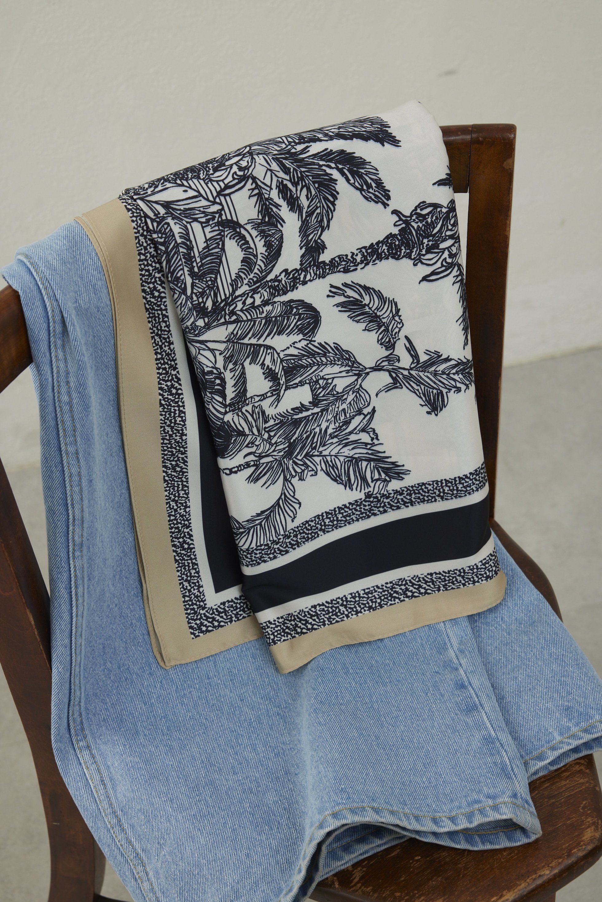 【ガリャルダガランテ/GALLARDAGALANTE】のプリントリバーシブルスカーフ インテリア・キッズ・メンズ・レディースファッション・服の通販 founy(ファニー) 　ファッション　Fashion　レディースファッション　Fashion for Women　ストール　Soft & Warm Scarves　マフラー・スヌード / 冬小物の定番　Scarves & Mufflers　クラシカル　Classical, Vintage-Inspired　スカーフ　Scarf, Neckwear　ストール　Stole, Wrap　プリント　Print, Printed Pattern　マフラー　Scarf, Muffler　リバーシブル　Reversible, Two-Sided　エレガント 上品　Elegant　ネイビー|ID: prp329100004954112 ipo3291000000037172997