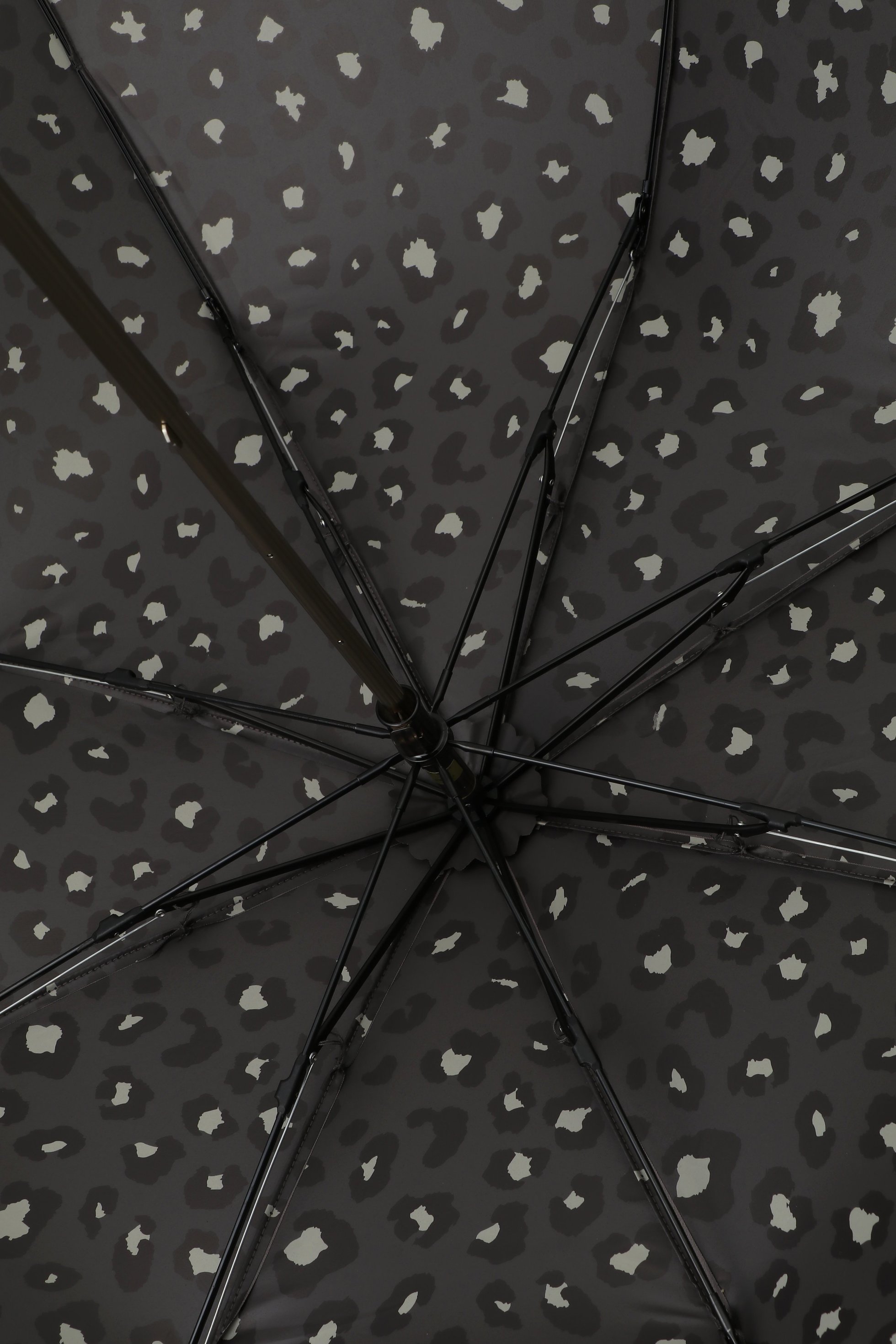 【グレイシー/Gracy】の晴雨兼用楽折傘 切継×裏レオパードプリント 人気、トレンドファッション・服の通販 founy(ファニー) 　ファッション　Fashion　レディースファッション　Fashion for Women　レイングッズ・傘・晴雨兼用傘　Umbrellas & Rain Gear　エレガント 上品　Elegant　ハンカチ　Handkerchief, Hanky　レオパード　Leopard, Animal Print　傘　Umbrella, Parasol　夏　Summer　時計　Watch, Wristwatch　無地　Plain, Solid Color　other-8|ID: prp329100004954969 ipo3291000000037178826