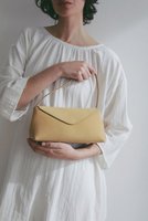 【エトレトウキョウ/ETRE TOKYO】のナローショルダーソフトレザーミニバッグ 大人の最旬トレンドファッション＆コーディネート founy(ファウニー) ファッション Fashion レディースファッション Fashion for Women バッグ Bags コンパクト Compact, Small Size 軽量 Lightweight, Ultra Light フォルム Silhouette, Form フラップ Flap, Flap Pocket ボンディング Bonding, Bonded Fabric |ID:prp329100004985418