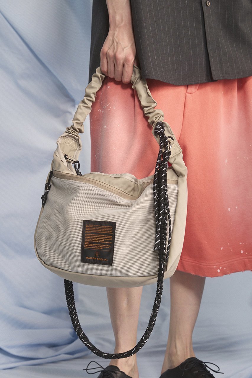 【メゾンスペシャル/MAISON SPECIAL】の【UNISEX】【THEATRE PRODUCTS】Collaboration Multiway Mesh Pocket Puffer Bag 大人の最旬トレンドファッション＆コーディネート founy(ファウニー) 　ファッション　Fashion　レディースファッション　Fashion for Women　バッグ　Bags　キーホルダー　Keychain, Key Holder　ギャザー　Gathered, Ruffled　コンパクト　Compact, Small Size　軽量　Lightweight, Ultra Light　ショルダー　Shoulder, Shoulder Strap　スポーティ　Sporty, Casual Athletic　スマート　Smart, Elegant　テクスチャー　Texture, Textured Fabric　バランス　Balance, Style Balance　フォルム　Silhouette, Form　フロント　Front, Front Design　ポケット　Pocket, Pocket Detail　メッシュ　Mesh, Net Fabric　モダン　Modern, Contemporary　ユニセックス　Unisex, Genderless　新作・新入荷　New Arrivals / New In　other-2|ID: prp329100004986410 ipo3291000000037350323