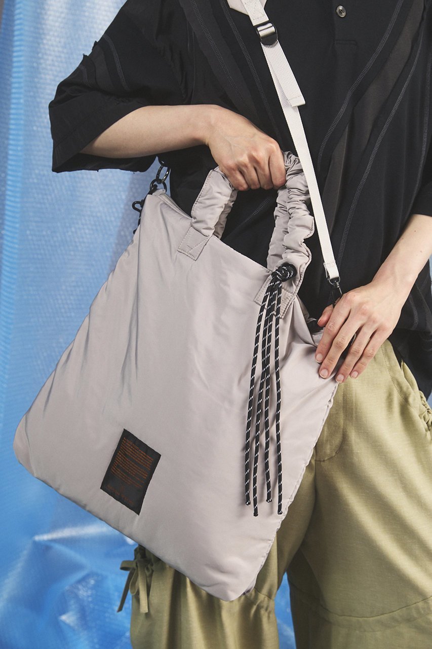【メゾンスペシャル/MAISON SPECIAL】の【UNISEX】【THEATRE PRODUCTS】Collaboration Multiway Puffer Tote Bag 大人の最旬トレンドファッション＆コーディネート founy(ファウニー) 　ファッション　Fashion　レディースファッション　Fashion for Women　バッグ　Bags　キーホルダー　Keychain, Key Holder　クッション　Cushion, Throw Pillow　軽量　Lightweight, Ultra Light　ショルダー　Shoulder, Shoulder Strap　シンプル　Simple, Minimal　テクスチャー　Texture, Textured Fabric　バランス　Balance, Style Balance　フォルム　Silhouette, Form　モダン　Modern, Contemporary　ユニセックス　Unisex, Genderless　旅行　Travel　新作・新入荷　New Arrivals / New In　ビジネス 仕事 通勤　Business / Work / Commuting　other-3|ID: prp329100004986426 ipo3291000000037350436