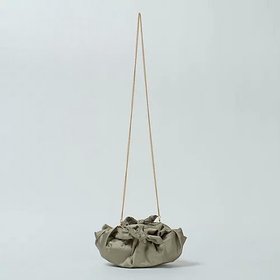 【徳原文子/Fumiko Tokuhara】のチェーンつきポーチ 人気、トレンドファッション・服の通販 founy(ファニー) ファッション Fashion レディースファッション Fashion for Women ポーチ&ミニバッグ Pouches & Mini Bags シャンタン Shantung, Silk-Like Fabric シルク Silk, 100% Silk チェーン Chain, Chain Strap パーティ Party, Party Style ポーチ Pouch, Small Case ローズ Rose, Rose Motif エレガント 上品 Elegant 別注 Limited Edition, Custom Order |ID:prp329100003257826