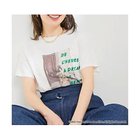 【ビス/VIS】の『エミリー、パリへ行く』コラボレーションフォトTシャツ【洗える】 ホワイト系|ID:prp329100003368899