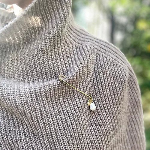 【トゥエルブクローゼット/12closet】のバロックパールコインチャームブローチ 人気、トレンドファッション・服の通販 founy(ファニー) 　ファッション　Fashion　レディースファッション　Fashion for Women　おすすめ　Recommended / Our Picks　コイン　Coin, Coin Design　ジャケット　Jacket, Outerwear　ストール　Stole, Wrap　チャーム　Charm, Pendant　バロック　Baroque, Baroque Design　パール　Pearl, Pearl Accent　フェミニン　Feminine, Girly　フォルム　Silhouette, Form　フォーマル　Formal, Dressy　ブローチ　Brooch, Pin Brooch　ベーシック　Basic, Essential　冬　Winter / This Winter　other-3|ID: prp329100003739535 ipo3291000000031941856