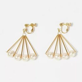 【プティローブノアー/petite robe noire】の扇形パールイヤリング 人気、トレンドファッション・服の通販 founy(ファニー) ファッション Fashion レディースファッション Fashion for Women ジュエリー Jewelry ファッションリング Fashion Rings イヤリング・フープ・ドロップタイプ Hoop, Drop & Clip Earrings イヤリング Earrings エレガント 上品 Elegant パール Pearl, Pearl Accent |ID:prp329100003942781