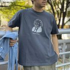 【ノーリーズ グッドマン/NOLLEY'S goodman / MEN】の【BARNS OUTFITTERS/バーンズアウトフィッターズ】別注 TUBE Tシャツ learn from yesterday 人気、トレンドファッション・服の通販 founy(ファニー) ファッション Fashion メンズファッション MEN イラスト Illustration ヴィンテージ Vintage グラフィック Graphic サンダル Sandals ショーツ Shorts スペシャル Special フロント Front プリント Print ベーシック Basic 別注 Special Order 夏 Summer thumbnail チャコールグレー|ID: prp329100003981121 ipo3291000000026262102