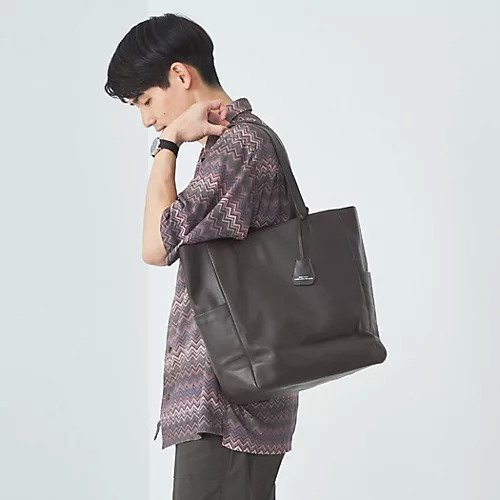 【グリーンレーベルリラクシング/green label relaxing / UNITED ARROWS / MEN】のSC GLR ファンクショナル レザー トートバッグ タテ V2 インテリア・キッズ・メンズ・レディースファッション・服の通販 founy(ファニー) 　ファッション　Fashion　メンズファッション　MEN　バッグ　Bag/Men　トートバッグ　Tote Bags　ウォレット　Wallet　クッション　Cushion　傘　Umbrella　定番　Standard　ポケット　Pocket　マグネット　Magnet　メッシュ　Mesh　おすすめ　Recommend　ビジネス 仕事 通勤　Business　DK.BROWN|ID: prp329100004017847 ipo3291000000029232084