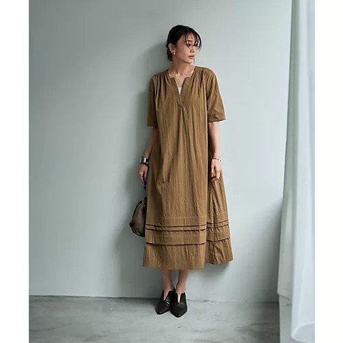 【スタイルデリ/STYLE DELI】の【LUXE】デザインVネックギャザーワンピース インテリア・キッズ・メンズ・レディースファッション・服の通販 founy(ファニー) https://founy.com/ ファッション Fashion レディースファッション WOMEN ワンピース Dress インナー Inner 秋 Autumn/Fall ギャザー Gather ショルダー Shoulder スモック Smock スリット Slit タートルネック Turtleneck デコルテ Decolletage 定番 Standard 長袖 Long Sleeve ハイネック High Neck バランス Balance フォルム Form フロント Front ポケット Pocket ミックス Mix リラックス Relax ループ Loop エレガント 上品 Elegant |ID: prp329100004140529 ipo3291000000028404541