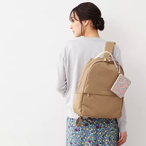 【ローラアシュレイ/LAURA ASHLEY】の【4L収納/クッションポケット/ポーチ付き】多機能バックパック 人気、トレンドファッション・服の通販 founy(ファニー) 　ファッション　Fashion　レディースファッション　WOMEN　バッグ　Bag　ポーチ　Pouches　なめらか　Smooth　クッション　Cushion　スマート　Smart　ビジネス 仕事 通勤　Business　ポケット　Pocket　ポーチ　Pouch　人気　Popularity　 other-1|ID: prp329100004365575 ipo3291000000030532491